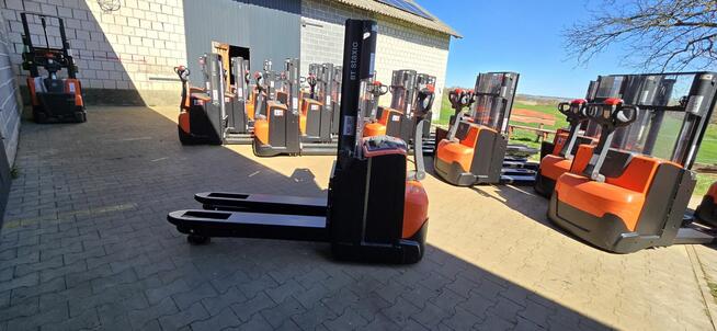 Paleciak elektryczny wózek widłowy z niskim masztem BT SWE