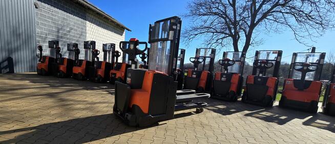 Paleciak elektryczny wózek widłowy z niskim masztem BT SWE