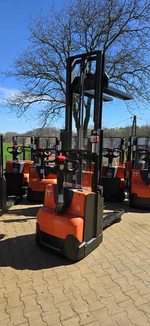 Paleciak elektryczny wózek widłowy z niskim masztem BT SWE