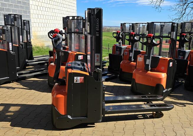 Paleciak elektryczny wózek widłowy z niskim masztem BT SWE