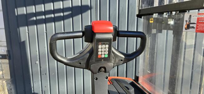 Paleciak elektryczny wózek widłowy z niskim masztem BT SWE