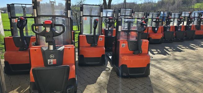 Paleciak elektryczny wózek widłowy z niskim masztem BT SWE