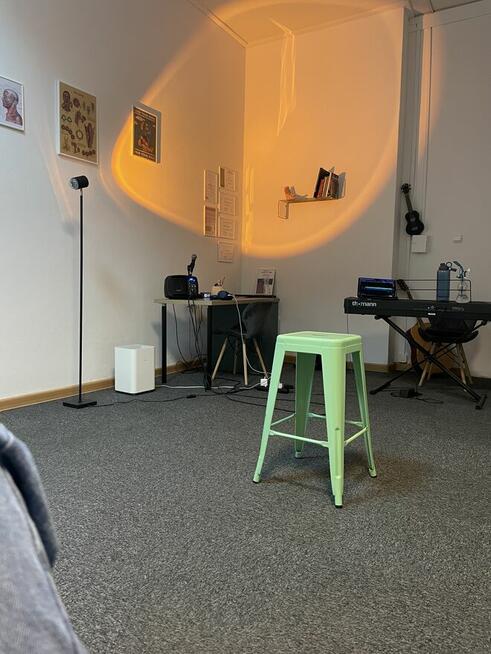 Lekcje śpiewu, afirmacja głosu, masaż krtani i logo