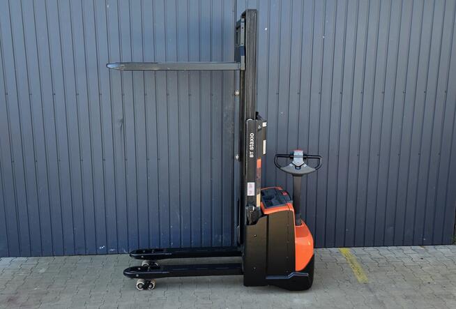 Paleciak elektryczny wózek widłowy z niskim masztem BT SWE