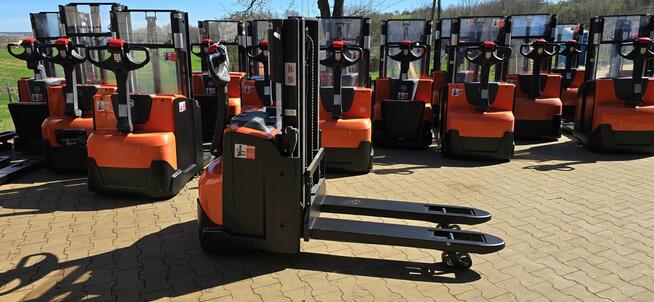 Paleciak elektryczny wózek widłowy z niskim masztem BT SWE