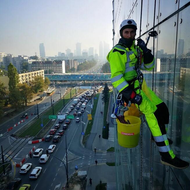 Mycie dachów, elewacji, kostki, przeszkleń na wysokości