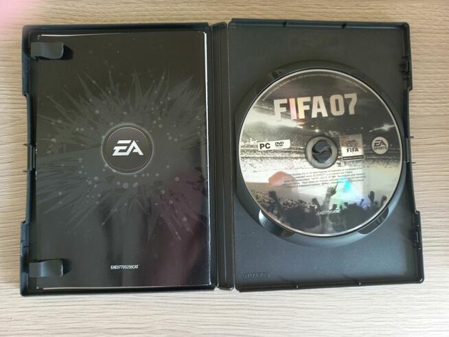 Gra FIFA 07 na PC lub DVD.