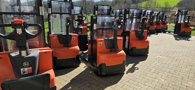 Paleciak elektryczny wózek widłowy z niskim masztem BT SWE