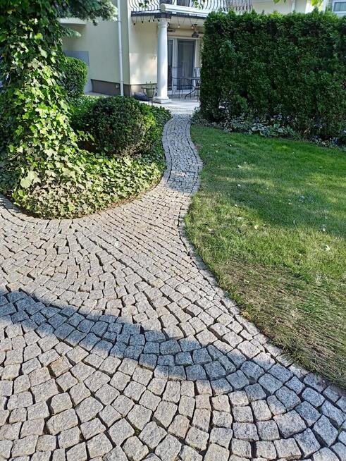 Mycie kostki brukowej.