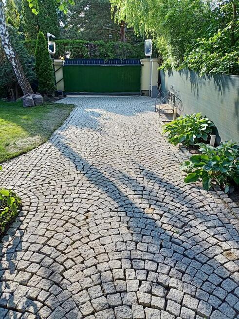 Mycie kostki brukowej.