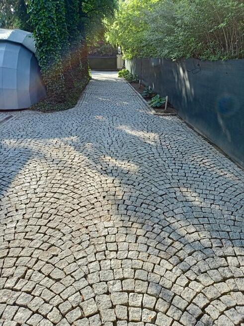 Mycie kostki brukowej.