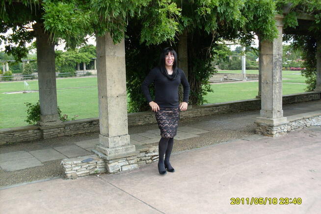 Mężczyzna lubiący damskie stroje pozna przyjaciół