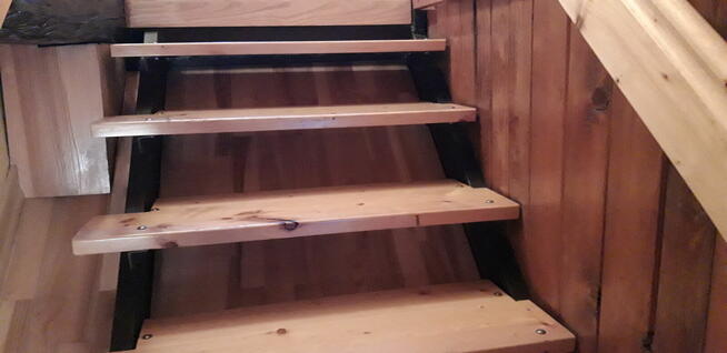 Zlecę renowację stopni drewnianych schodów
