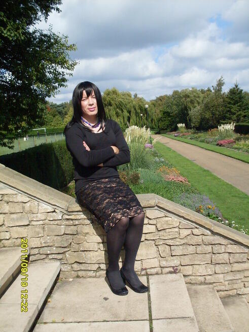 Mężczyzna lubiący damskie stroje pozna przyjaciół