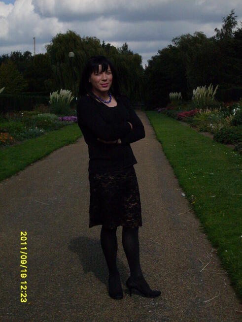 Mężczyzna lubiący damskie stroje pozna przyjaciół