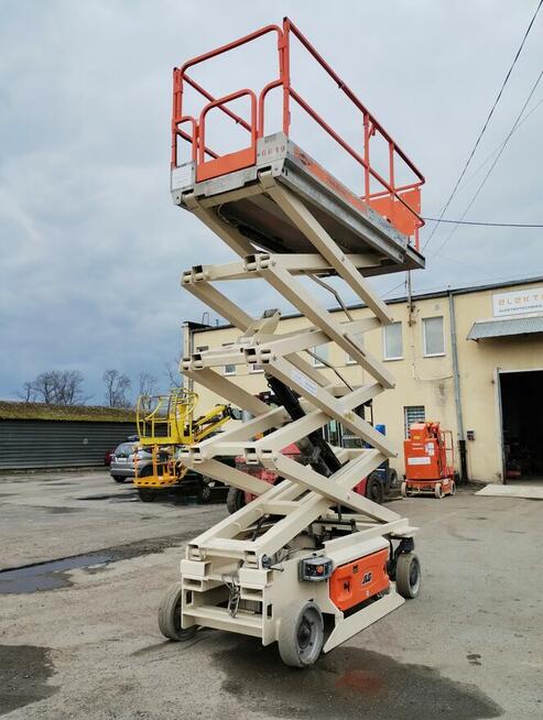 Podnośnik nożycowy JLG 3246ES - 12 m - WYNAJEM