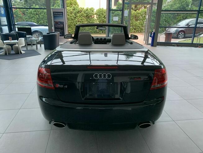 Audi RS4 Nietuzinkowy kabriolet z silnikiem V8