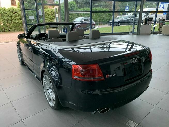 Audi RS4 Nietuzinkowy kabriolet z silnikiem V8