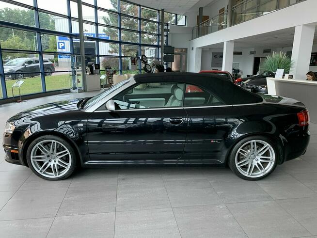 Audi RS4 Nietuzinkowy kabriolet z silnikiem V8
