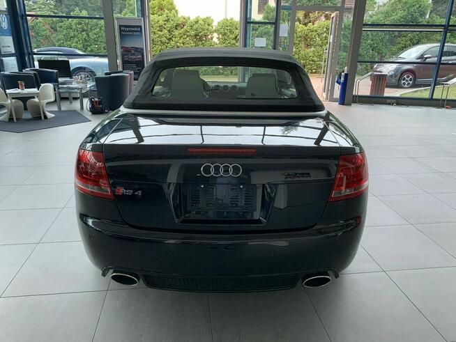 Audi RS4 Nietuzinkowy kabriolet z silnikiem V8