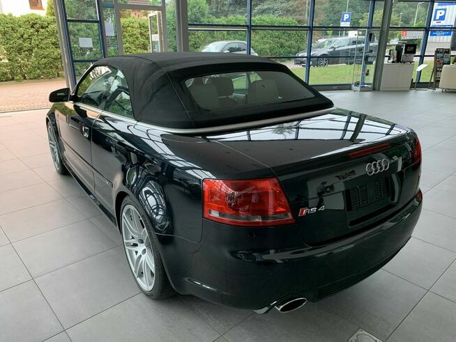 Audi RS4 Nietuzinkowy kabriolet z silnikiem V8