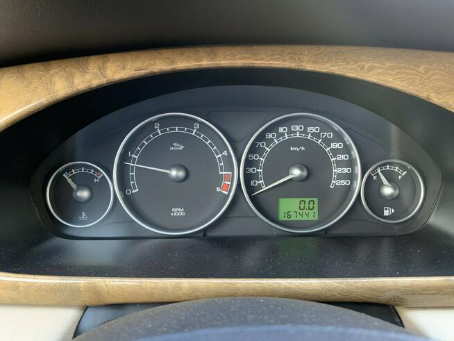 Jaguar X-Type Wersja z dużym, dotykowym ekranem infotainment w środkowej konsoli