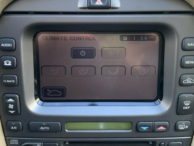 Jaguar X-Type Wersja z dużym, dotykowym ekranem infotainment w środkowej konsoli