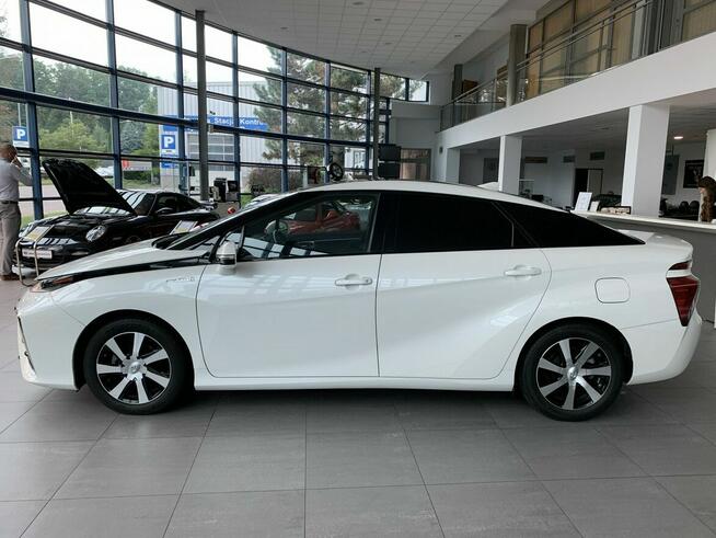 Toyota Mirai Hybryda automat piękne futurystyczne auto