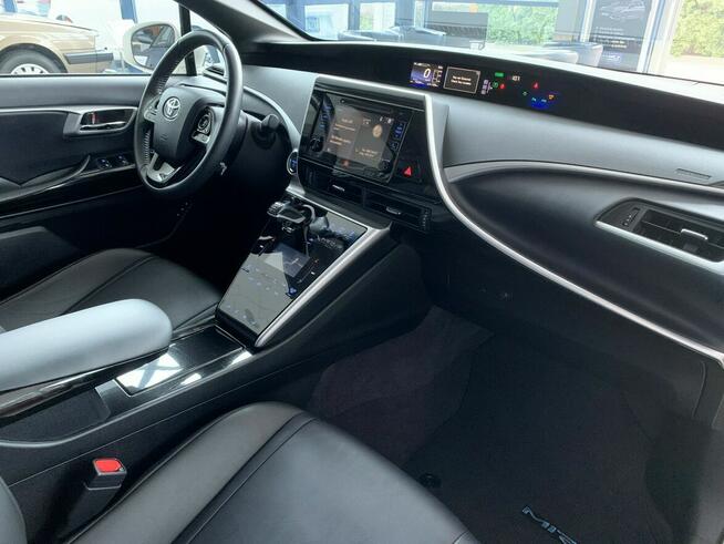 Toyota Mirai Hybryda automat piękne futurystyczne auto