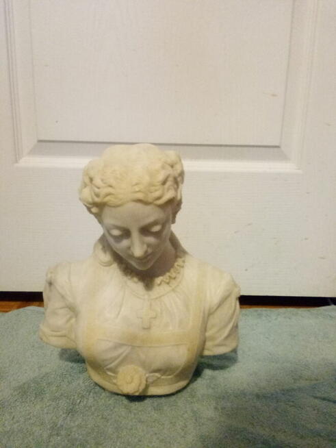 Popiersie kobiety z białego marmuru