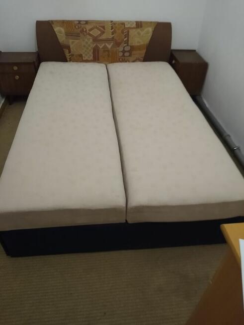 Łóżko podwójne z dwoma materacami