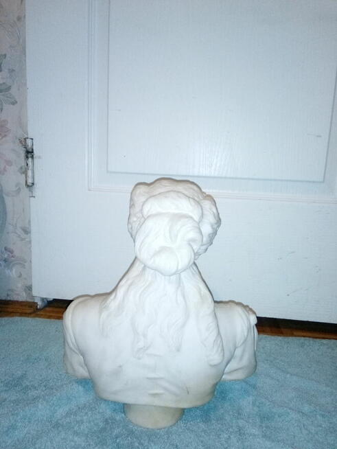 Popiersie kobiety z białego marmuru