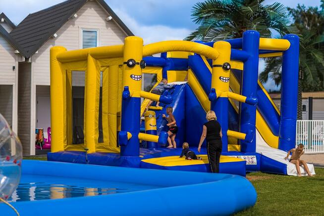 Domki letniskowe nad morzem z basenem animacje Dąbki