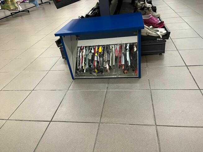 Likwidacja sklepu odzieżowego SPRZEDAM wyposażenie