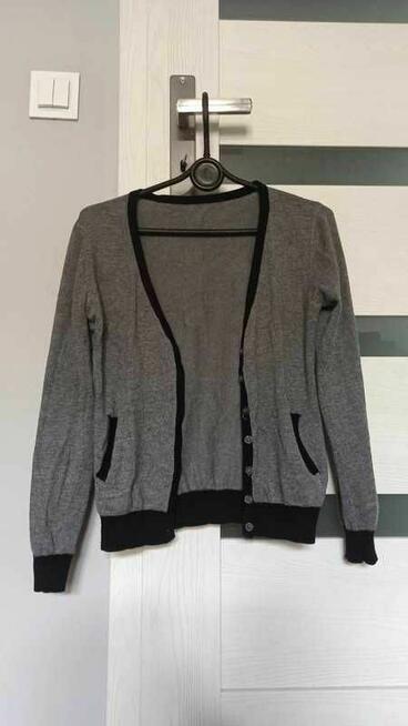 Szary sweter z guzikami z czarnymi wstawkami