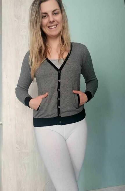 Szary sweter z guzikami z czarnymi wstawkami