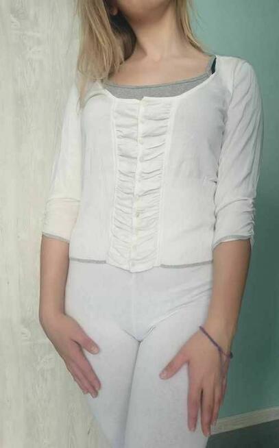 Biały delikatny sweterek na guziki