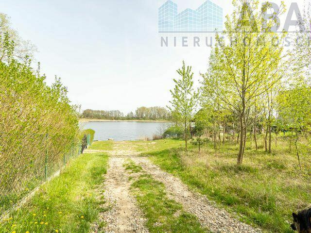 Domek letniskowy przy linii brzegowej jeziora Popielewskiego