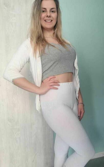 Biały delikatny sweterek na guziki