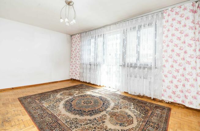 Dom w zabudowie szeregowej z garażem oraz zadaszonym podjazd