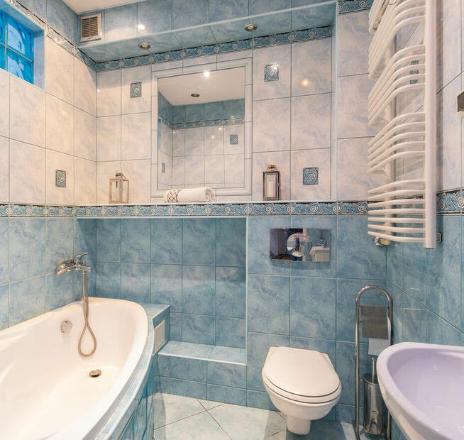 Dom w zabudowie szeregowej z garażem oraz zadaszonym podjazd