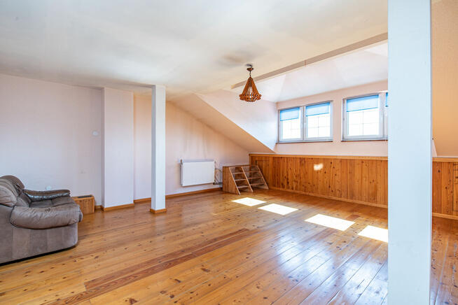 Dom w zabudowie szeregowej z garażem oraz zadaszonym podjazd