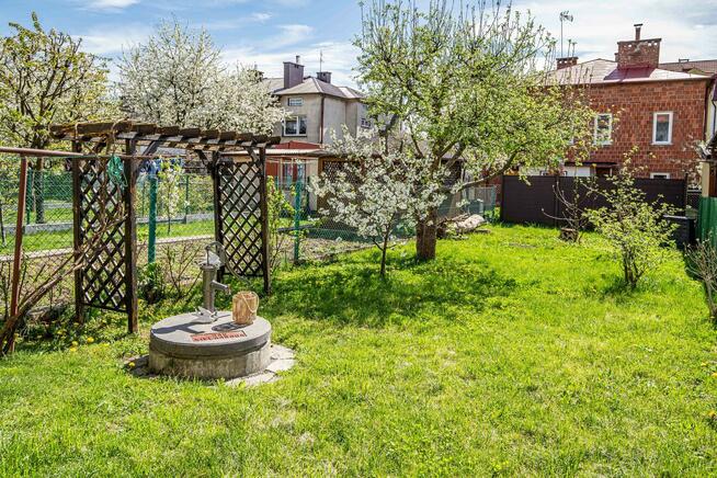 Dom w zabudowie szeregowej z garażem oraz zadaszonym podjazd