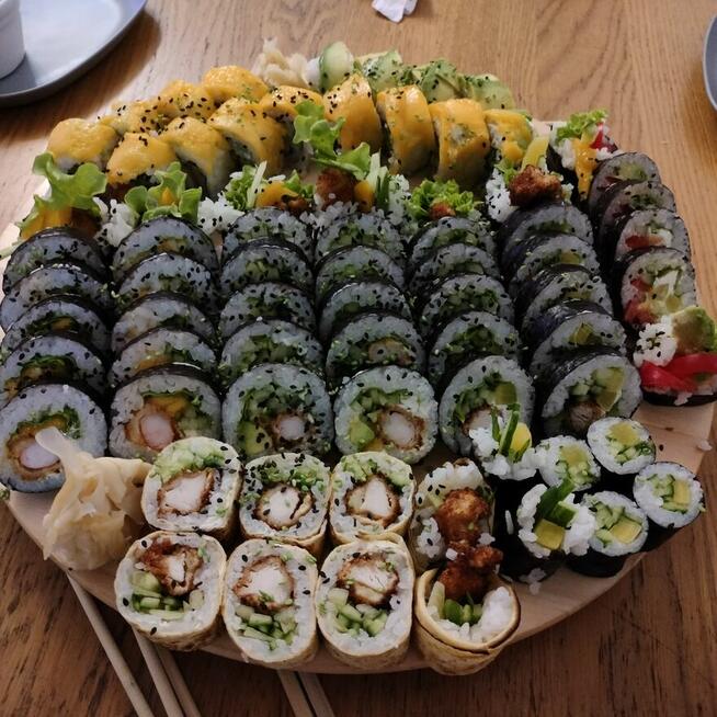 Catering sushi imprezy okolicznościowe zamknięte + kelner