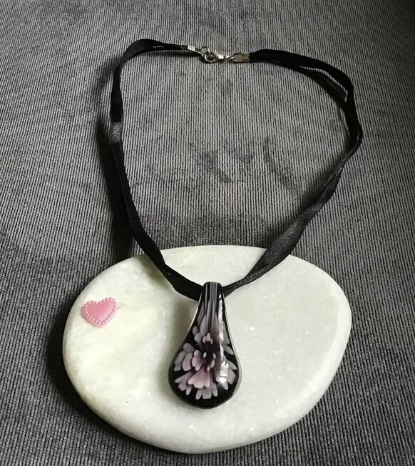 Zawieszka ze szkła weneckiego na tasiemce