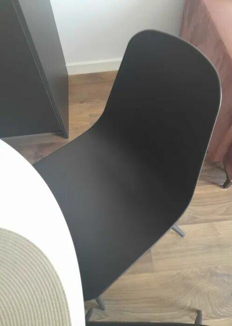 Czarne minimalistyczne 2 krzesła krzesło ikea jysk