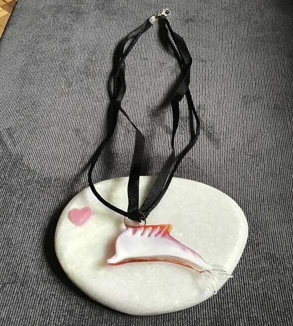 Duża zawieszka ze szkła weneckiego na tasiemce