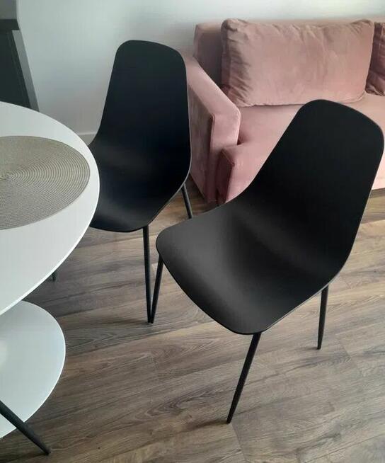 Czarne minimalistyczne 2 krzesła krzesło ikea jysk