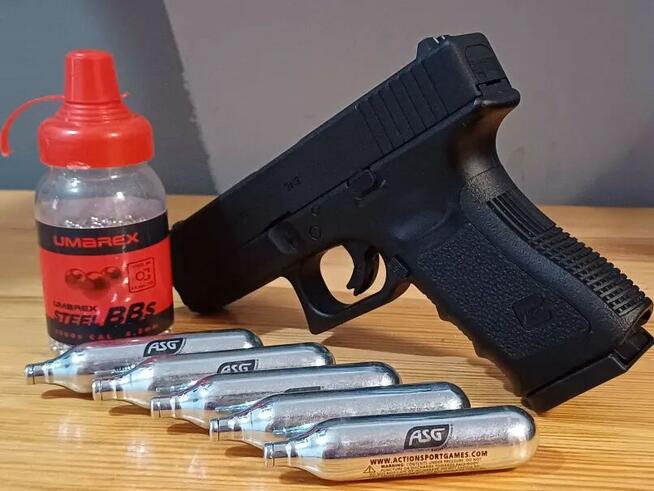 Umarex Wiatrówka Glock 19 4,5mm + Kulki i 22 Naboi CO2