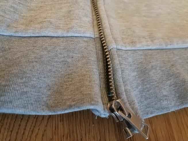 Piękna damska bluza GANT Le Mans z kapturem i zamkiem błyska